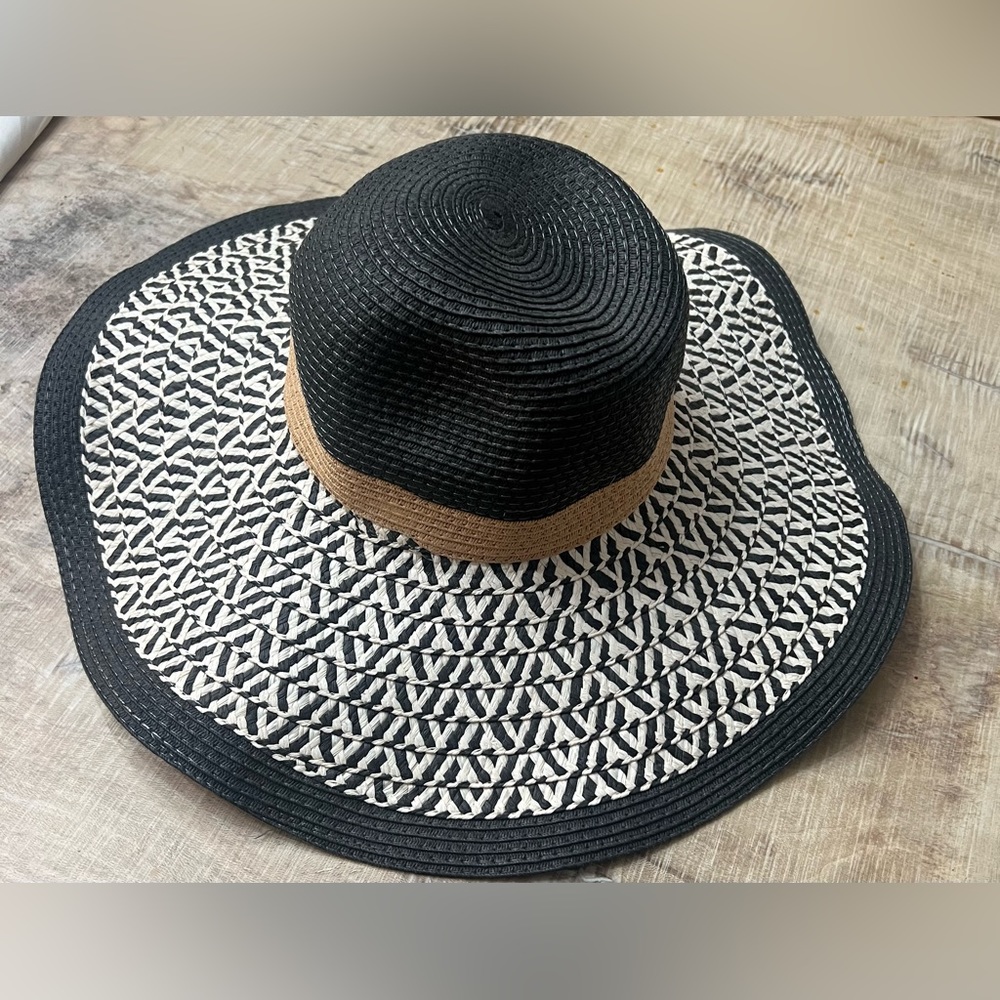 Black and white floppy sun hat with brown band. OS